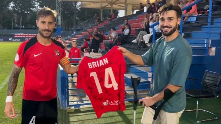 Nacho Porcar mostrando su apoyo a su compañero lesionado Brian Pallarés. Foto: CF La Nucía.