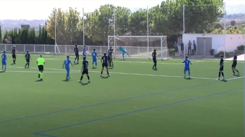 Nico Reyes anotando un golazo para el Recambios.