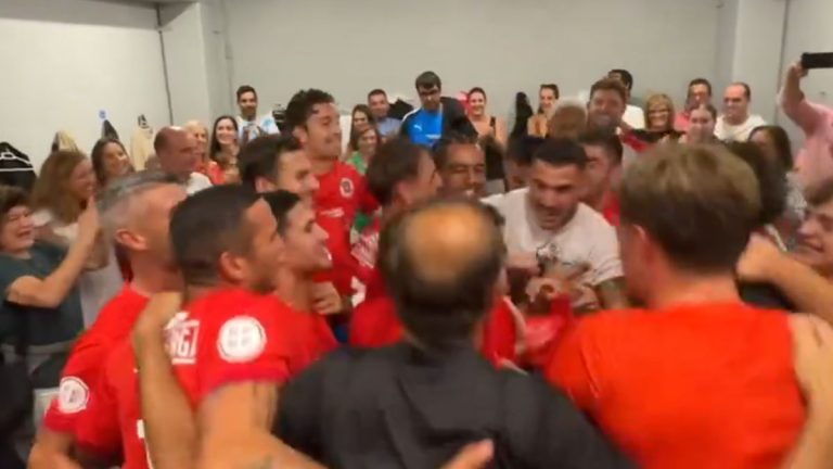 El vestuario de la UD Ourense con familias y jugadores cantando antes de su partido. Foto: UD Ourense.