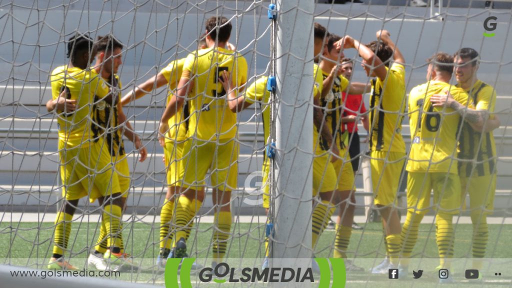 Los jugadores del Paterna CF celebrando un gol.