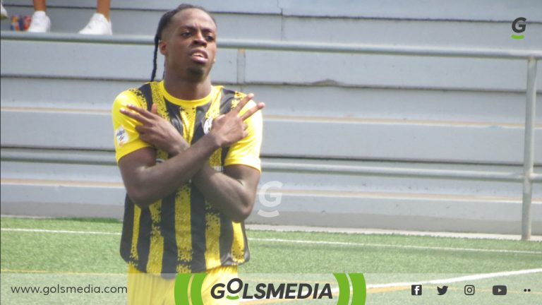 Nguema celebrando su gol con el Paterna CF.