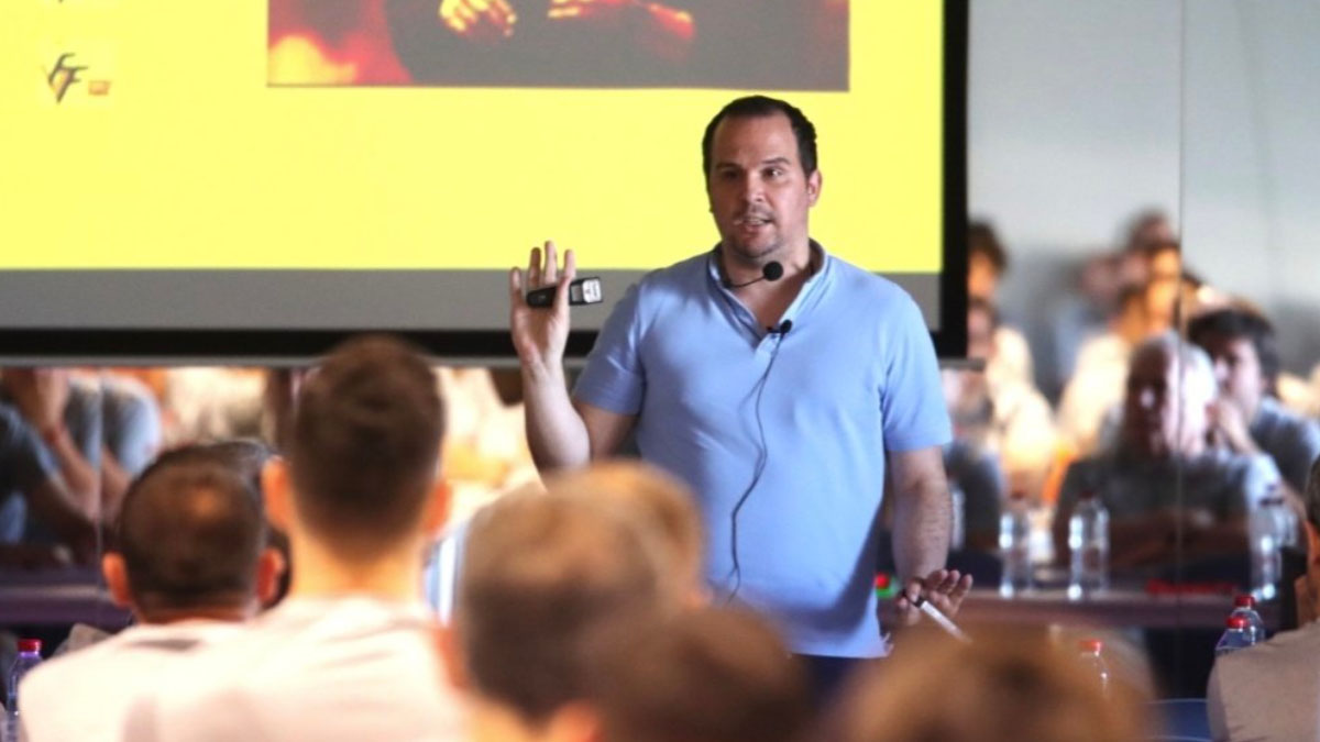 Ramón Llopis ofreciendo una ponencia en el curso de entrenadores de la FFCV. Foto: FFCV. 