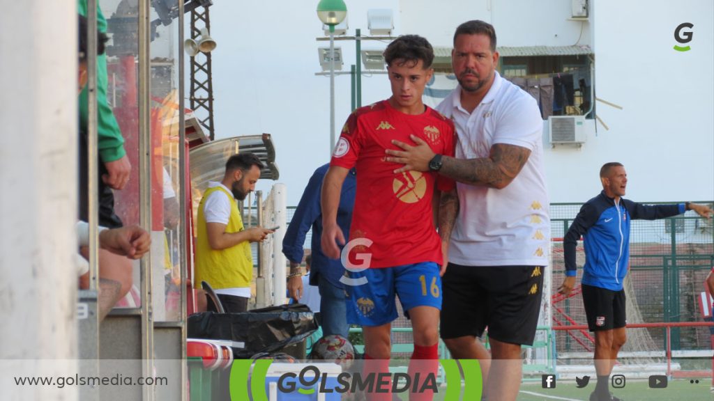 José Reyes, entrenador del Atlético Saguntino con uno de sus jugadores.