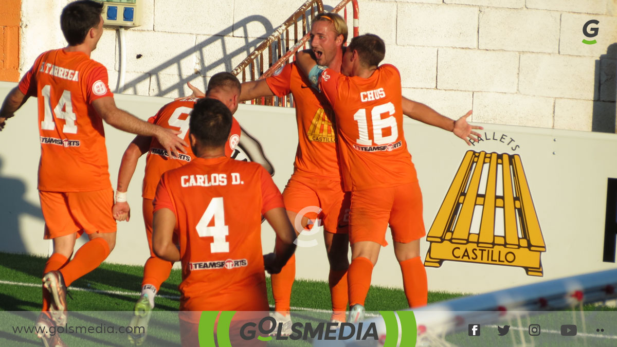 Adrián Gomis celebrando su gol que le ha dado la victoria al Soneja frente al Crevillente.