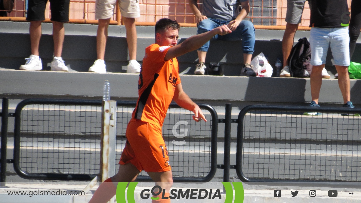 Luis Navarro dedicando su gol ante el Mallorca B.