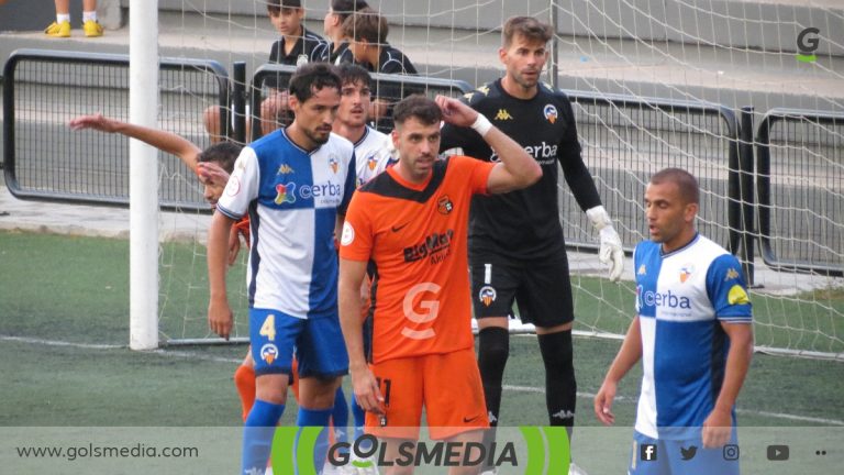 Busquets con varios jugadores del Sabadell a su alrededor.