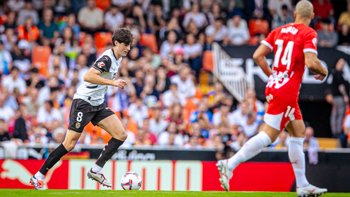 Javi Guerra en una conducción del balón ante el Girona. Foto: Valencia CF.