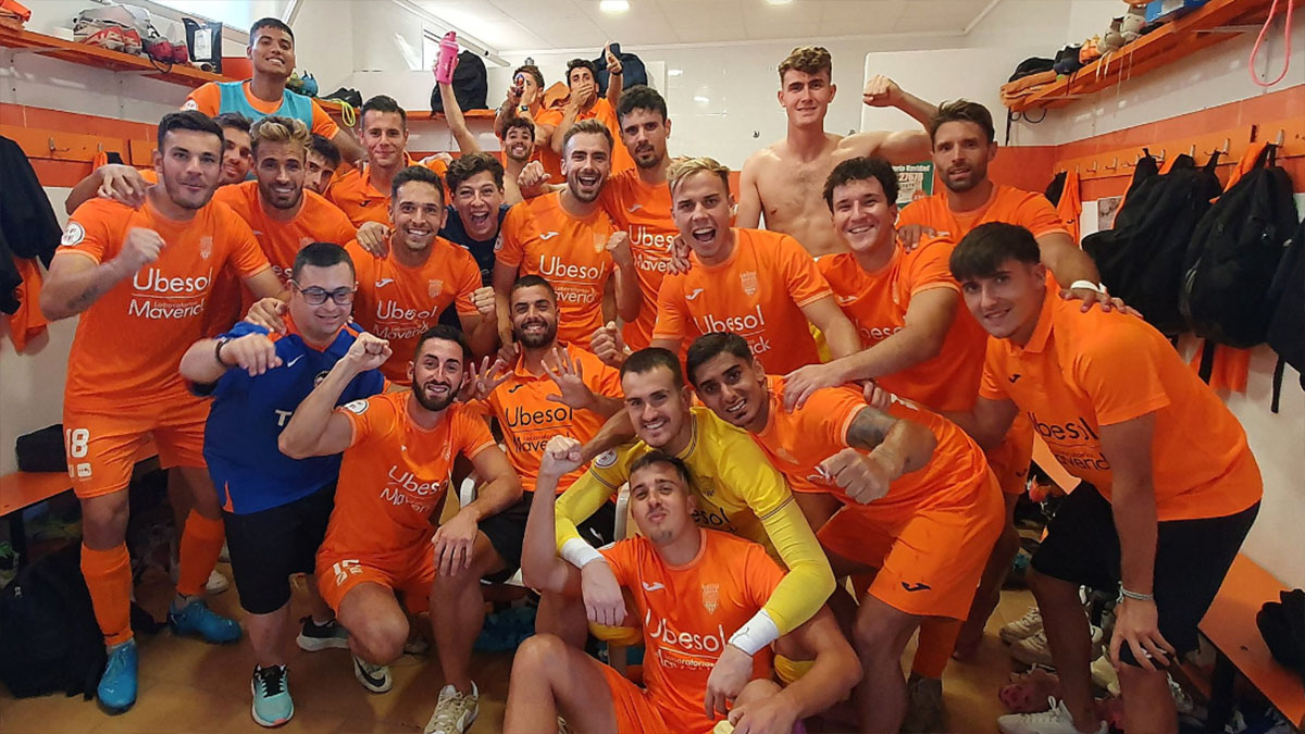 Los jugadores del Atzeneta celebrando su victoria. Foto: club. 