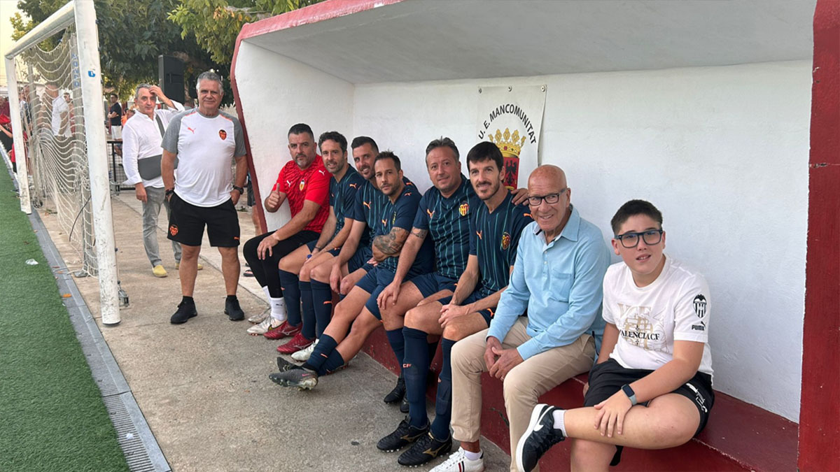 Banquillo en el partido de Leyendas en Catadau. Foto: Leyendas Valencia CF. 