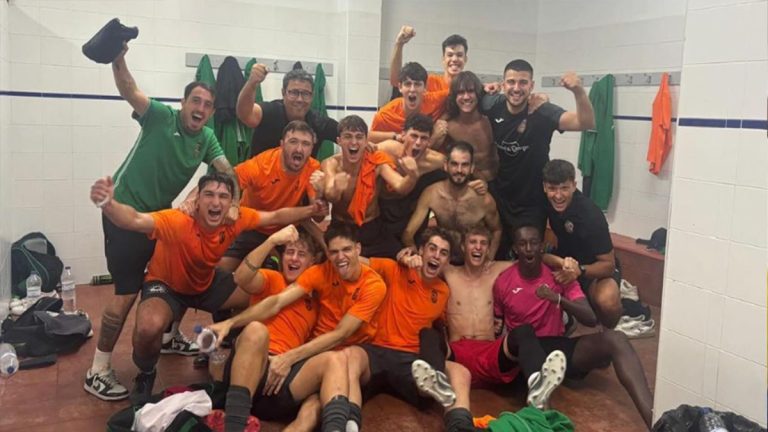 La plantilla del Daimús festejando su pase a la ronda 3 de La Nostra Copa. Foto: Daimús CF.