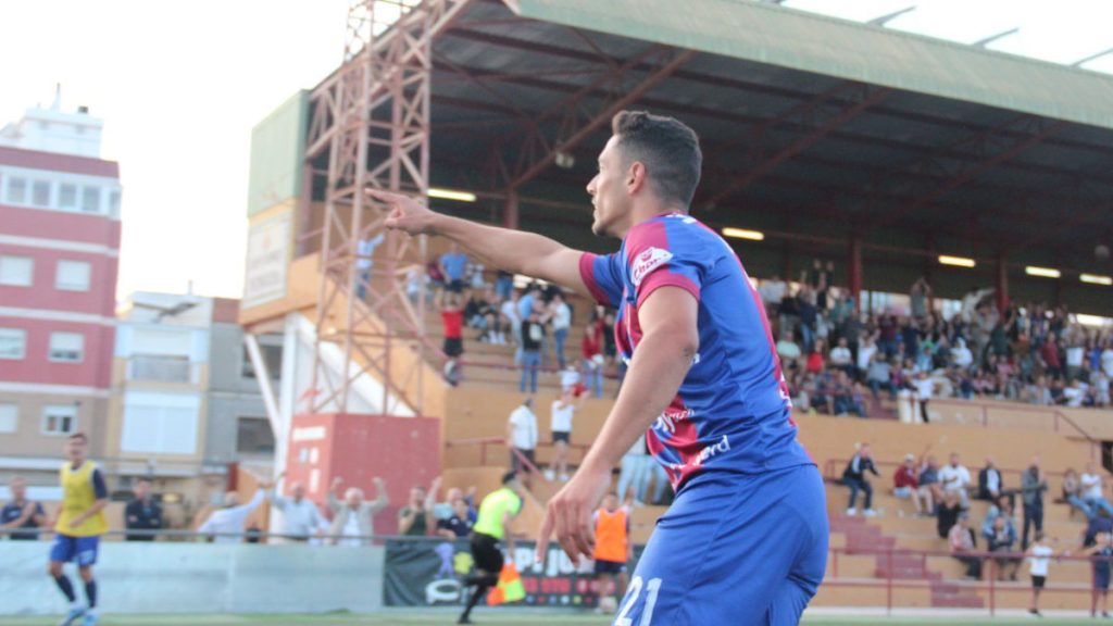 Gio celebrando su gol con la UD Alzira. Foto: UD Alzira.