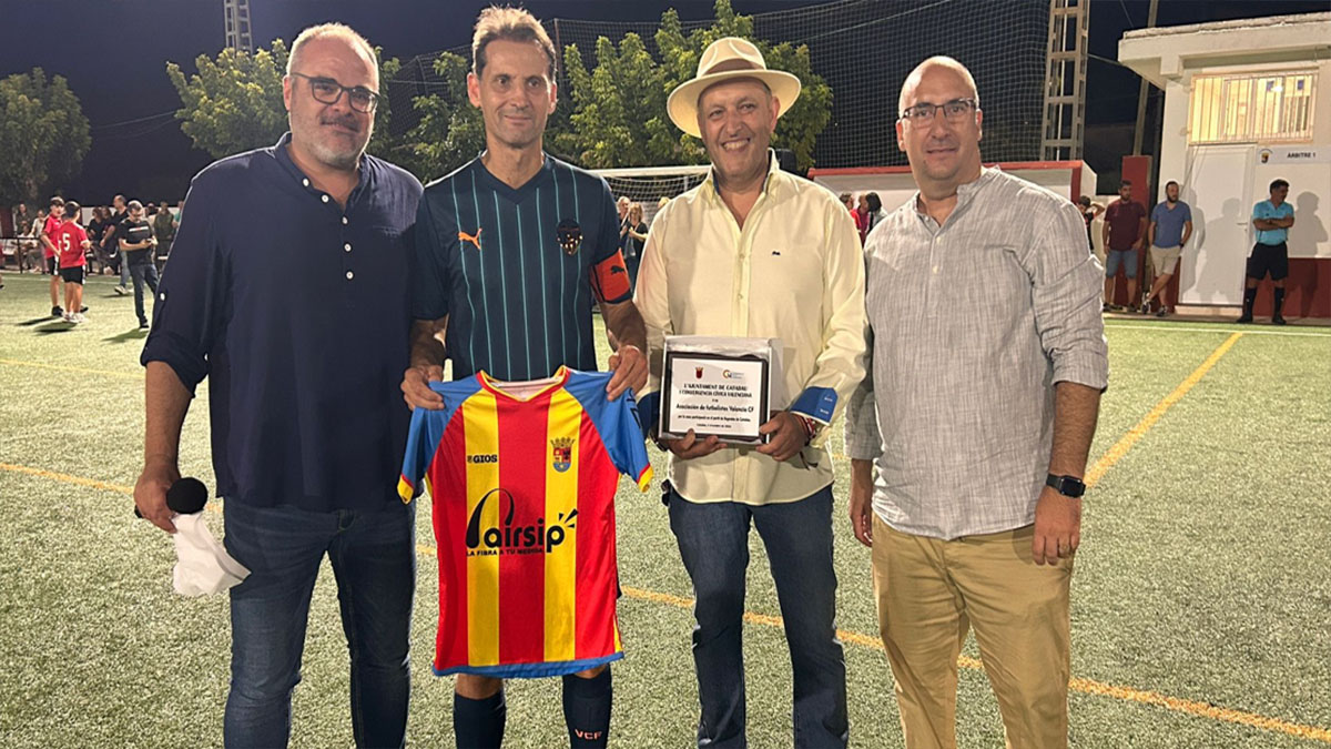 Homenaje a Fernando Giner en Catadau. Foto: Leyenda Valencia CF. 