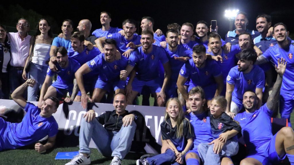 La plantilla del Manises CF celebrando su victoria en Cartagena. Foto. FFCV.