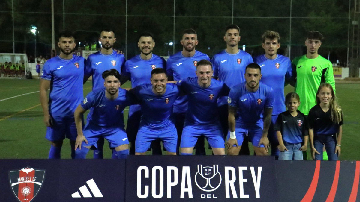 El once del Manises CF en la previa nacional de la Copa del Rey. Foto: FFCV. 