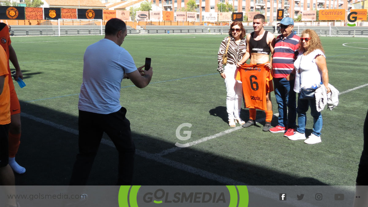 El canterano Moreno con su familia tras jugar con el primer equipo ante el Mallorca B. 