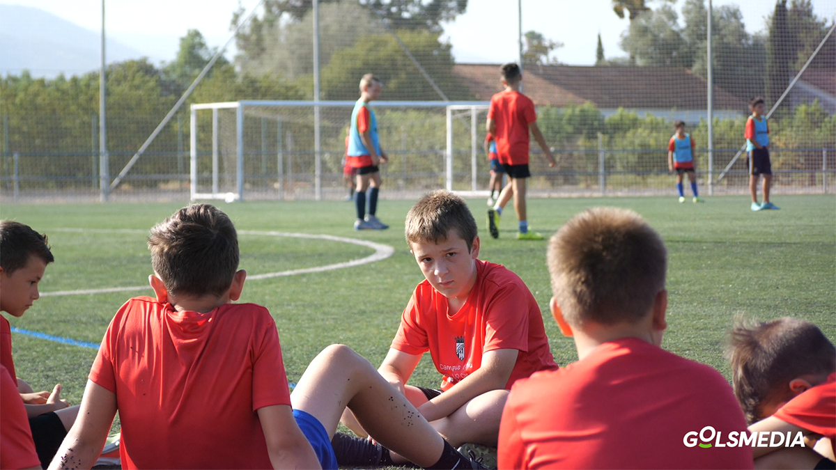 Un entrenamiento del campus de verano de la UD Carcaixent. 