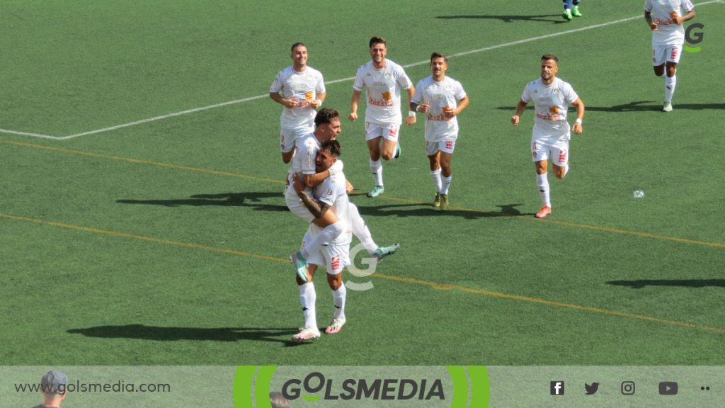 Los jugadores de la SD Ibiza celebrando su gol en Alzira.