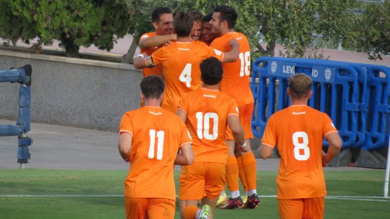 Los jugadores del Atzeneta UE celebrando un gol.