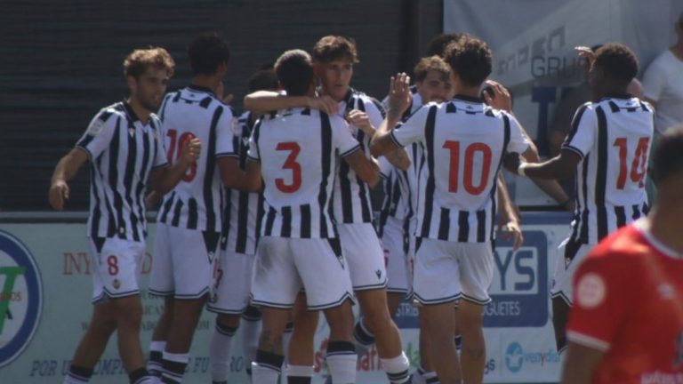 Los jugadores del CD Castellón B celebrando un gol en Ibi. Foto. Fundació Albinegra.