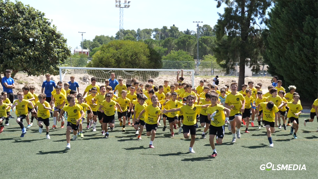 Los niños del campus de verano del CD Ontinyent.