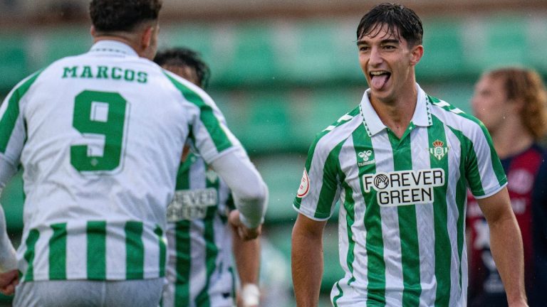 Carlos Reina autor de un doblete goleador del Betis Deportivo ante el Yeclano. Foto: Betis.