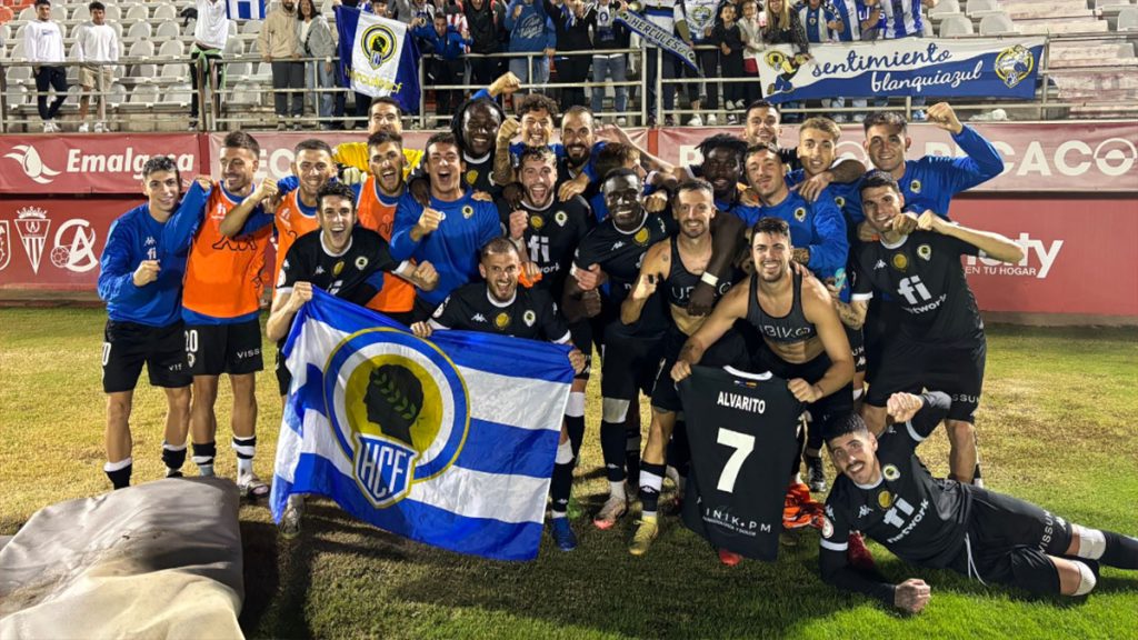 La plantilla del Hércules CF celebrando su triunfo en Algeciras. Foto: Hércules CF.