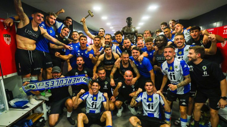 La plantilla del Hércules CF celebrando su victoria. Foto: Hércules CF.