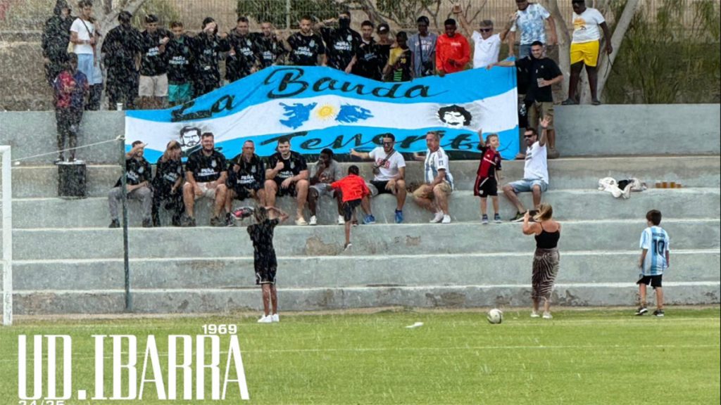 La afición apoyando a su nuevo técnico y al equipo. Foto: UD Ibarra.