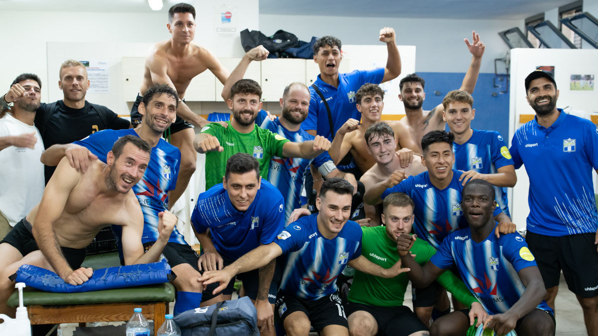 Los jugadores del CD Thader celebrando su victoria ante el Carcaixent. Foto: CD Thader. 