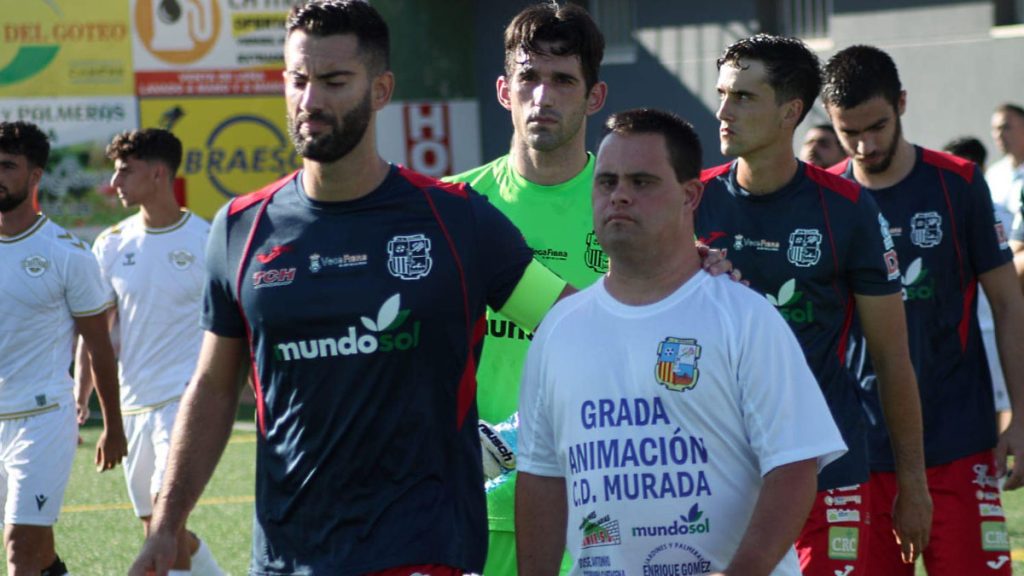 Manolo acompañado por el capitán del CD Murada. Foto: CD Murada.