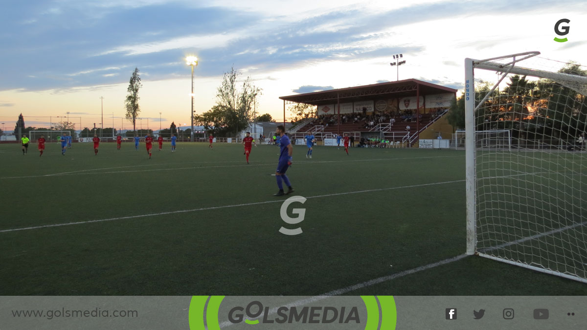 Campo Municipal de Manises en un partido de la Lliga Comunitat. 