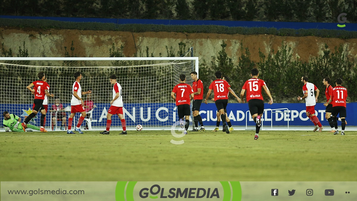 Leo Ramírez lanzando su penalti ante el Manacor.