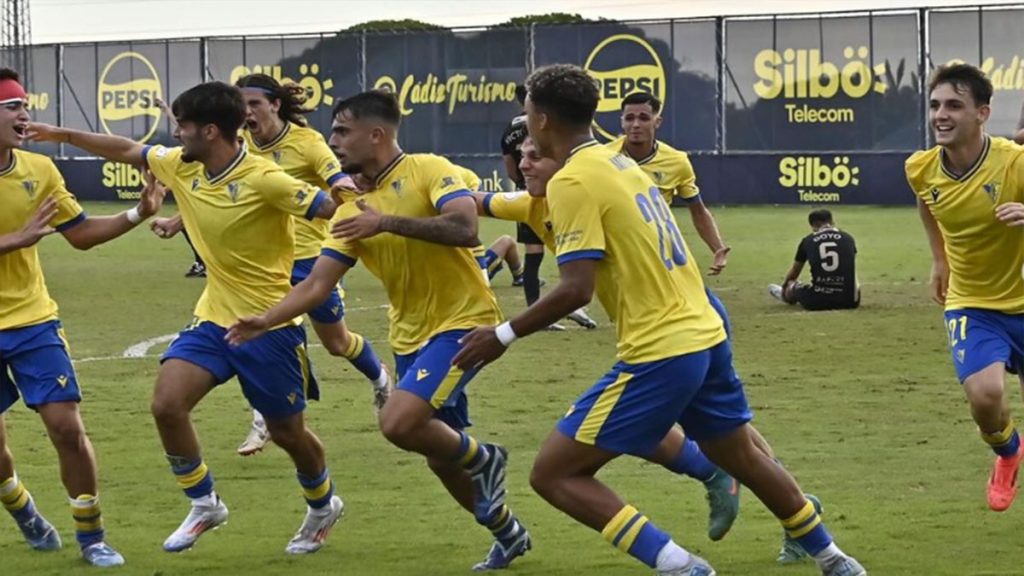 Raúl López, promesa del Cádiz celebrando un gol con el filial. Foto: club.