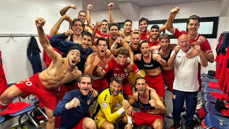 Los jugadores del Terrassa celebran su victoria en Paterna. Foto: Terrassa FC.