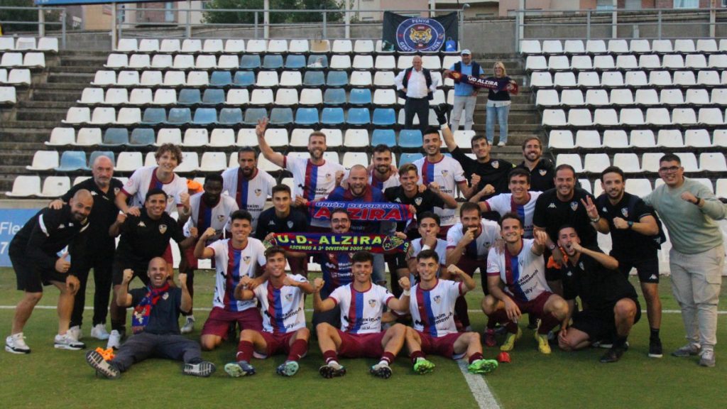 La plantilla de la UD Alzira festejando su victoria en el Camp d´Esports. Foto: Lleida Esportiu.