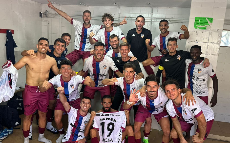 La plantilla de la UD Alzira celebrando su victoria ante el Andratx. Foto: UD Alzira. 