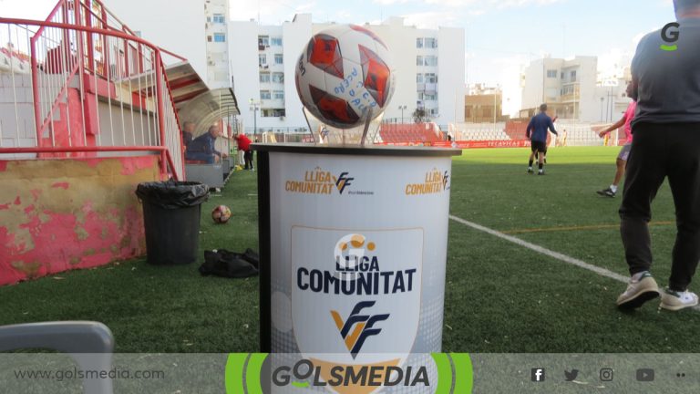 Balón antes de arrancar un partido de la Lliga Comunitat en El Fornás.