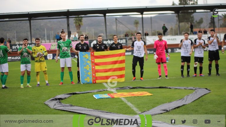 Los jugadores del Carcaixent y Novelda Unión con una senyera en recuerdo a las víctimas de la DANA.