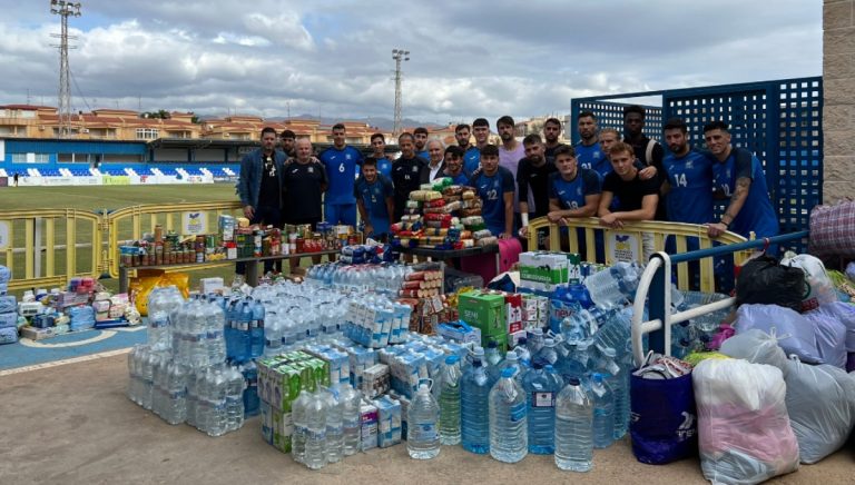 La plantilla del Águilas FC con la ayuda para Valencia por la DANA. Foto: Águilas FC.