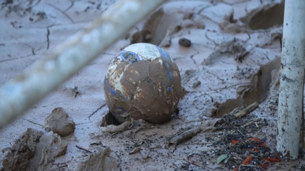 Balón embarrado en un campo afectado por la DANA. Foto: FFCV.