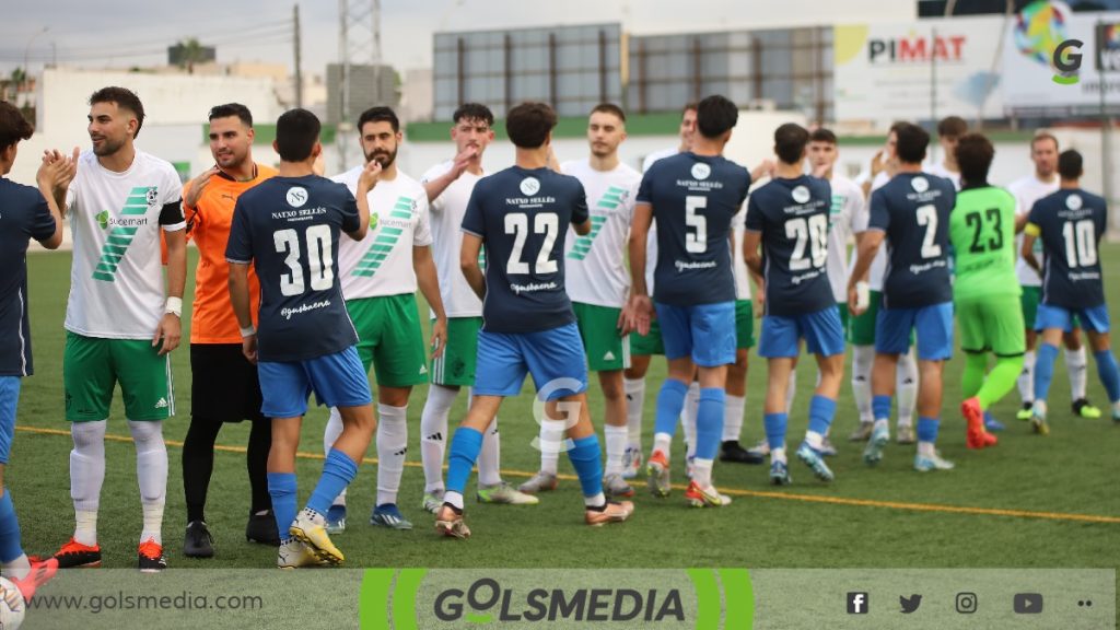 Los jugadores del CE Alberic y CD Contestano antes de su partido.