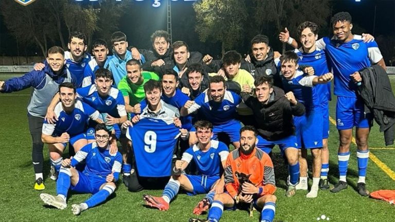 La plantilla del Foios Atlétic celebrando su pase en La Nostra Copa. Fotos: Foios Atlétic.