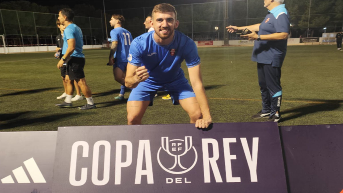 Guillem Baixauli con el cartel de la Copa del Rey. Foto: Manises CF.