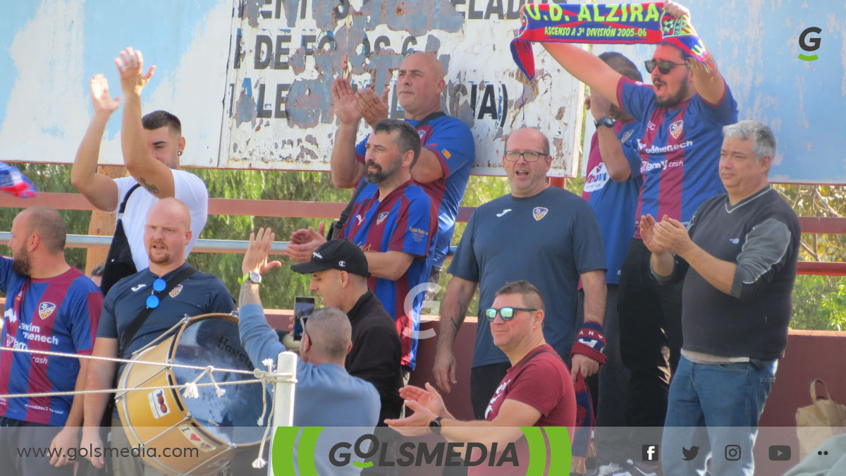 La afición de la UD Alzira en el Luis Suñer Picó. 