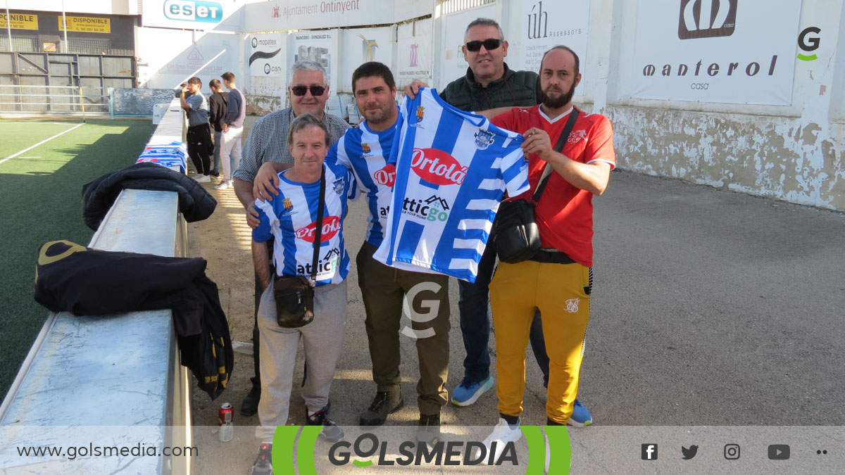 Aficionados del Crevillente Deportivo en El Clariano. 