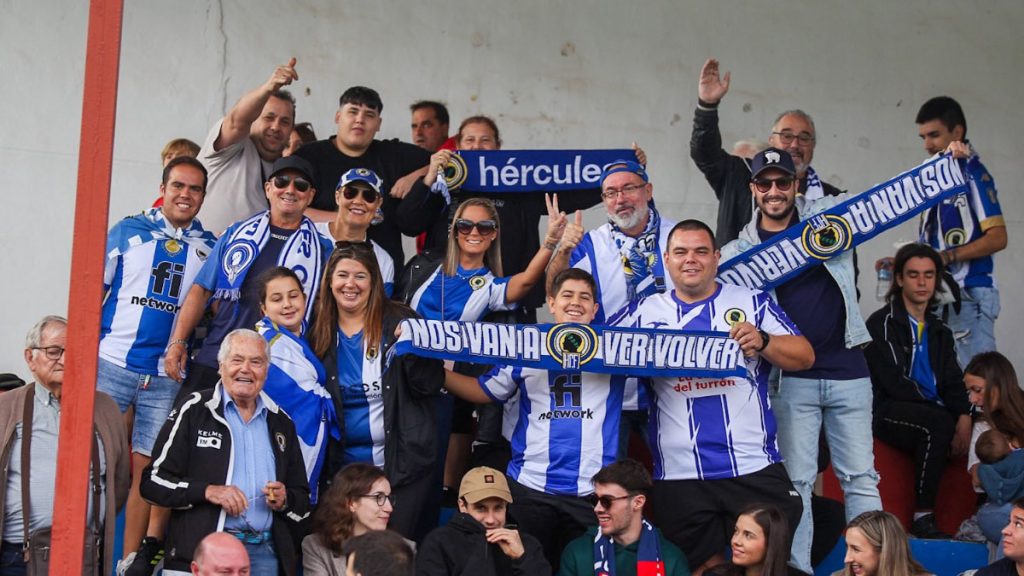 Aficionados del Hércules CF en La Constitución de Yecla. Foto. Hércules CF.