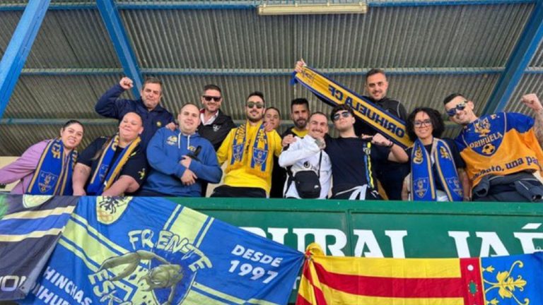 Aficionados del Orihuela en Linares. Foto: Orihuela CF.