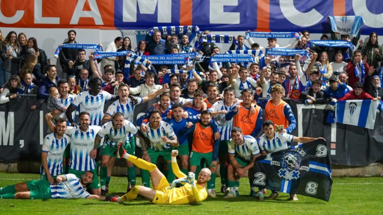 La plantilla del Alcoyano celebrando su triunfo en La Constitución. Foto: CD Alcoyano.