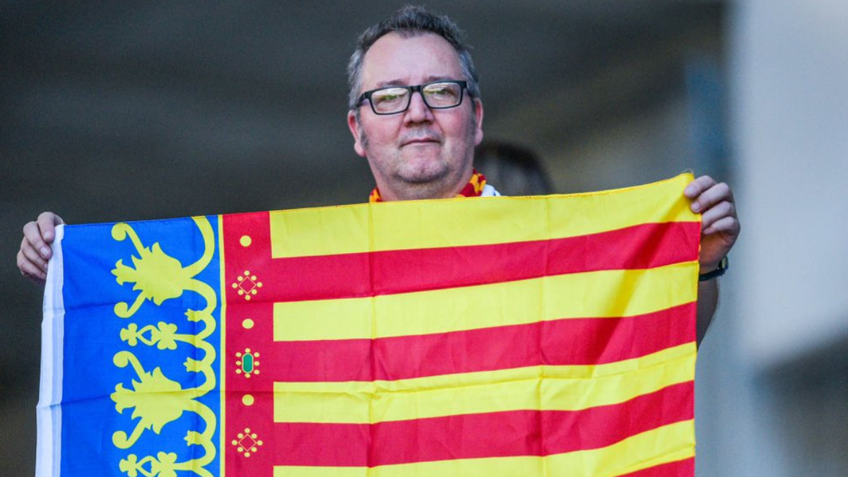 Alejandro Carbó con la bandera de la C. Valenciana en el Carlos Tartiere. Foto: Real Oviedo.