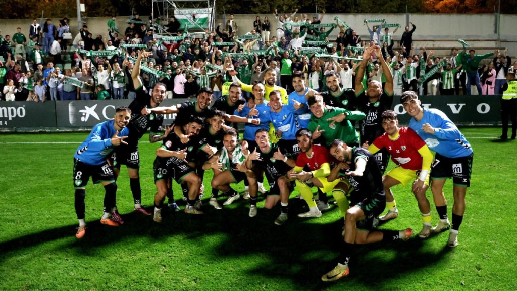 La plantilla del Antequera CF celebrando su triunfo ante el Betis Deportivo. Foto: Antequera CF.